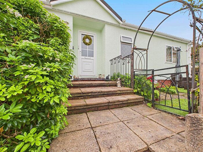 3 Bedroom Mobile/park Home For Sale In Lower Lodge Park, Rugeley Road, Armitage, Rugeley, WS15
