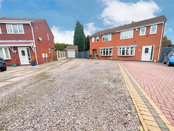 3 Bedroom Semi Detached House To Rent In Cadogan Road, Dosthill, Tamworth, Staffordshire, B77