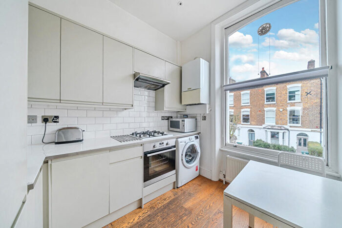 1 Bedroom Flat For Sale In Cheverton Road, Highgate, London, N19