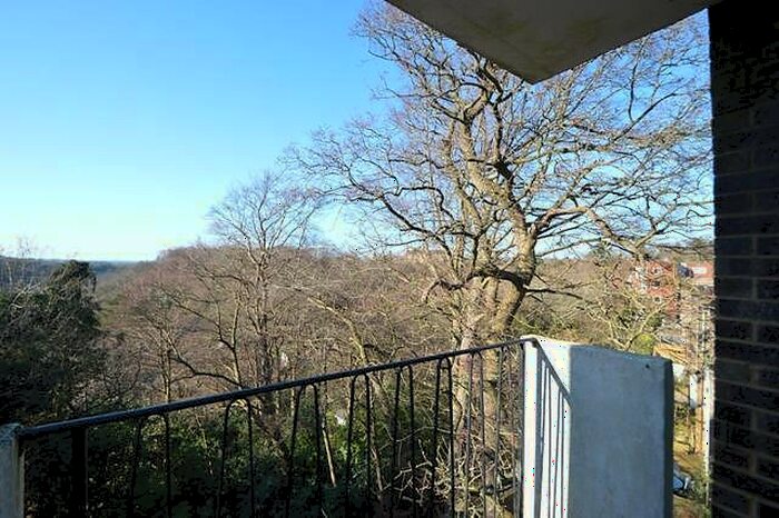 2 Bedroom Apartment To Rent In Bedroom Property In Farncombe, GU7