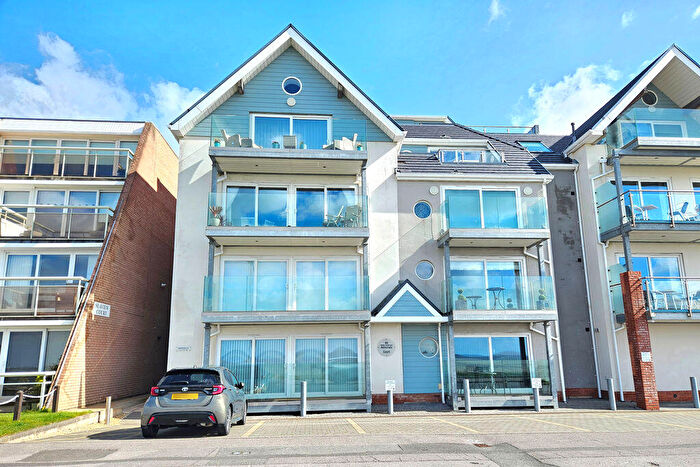2 Bedroom Flat For Sale In Admirals Court, Lee-On-The-Solent, PO13