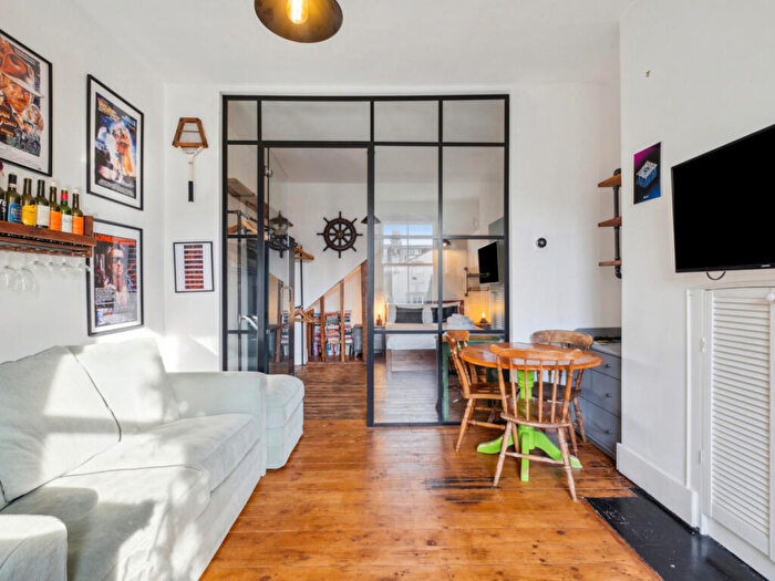 1 Bedroom Flat To Rent In Marjorie Grove, London, SW11