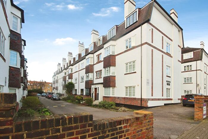 3 Bedroom Flat To Rent In Barrow Road, London, SW16