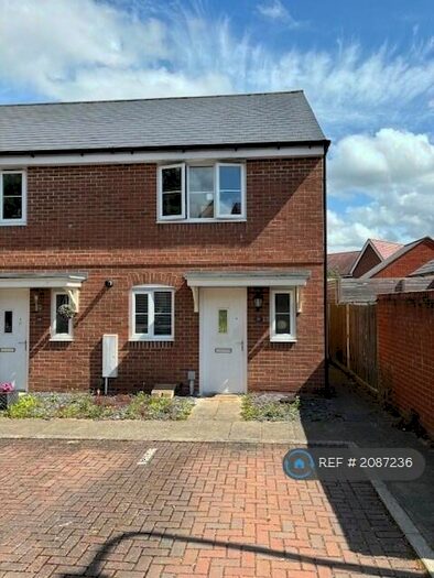 2 Bedroom End Of Terrace House To Rent In Roe Gardens, Reading, RG7