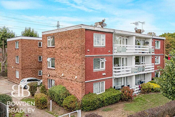 2 Bedroom Flat For Sale In Royston Gardens, Ilford, IG1
