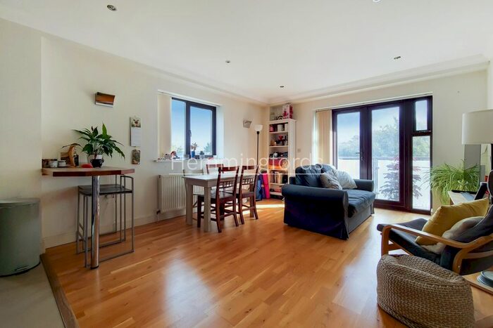 2 Bedroom Flat To Rent In Maple Leaf Court, Broomfield Lane, Palmers Green, N13