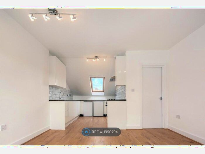 2 Bedroom Flat To Rent In Downs Road, London, E5