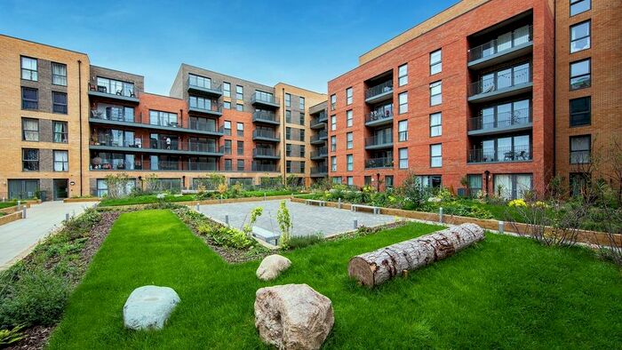 2 Bedroom Flat To Rent In Pump Lane, Hayes, UB3