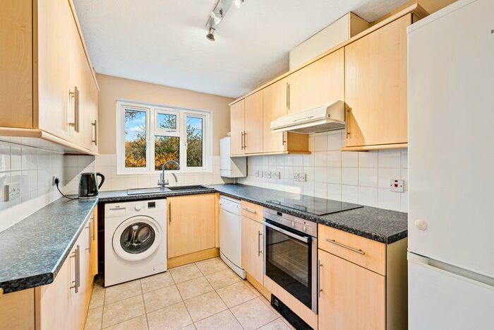 2 Bedroom Flat To Rent In Ref: Se - St Annes Rise, Redhill, RH1