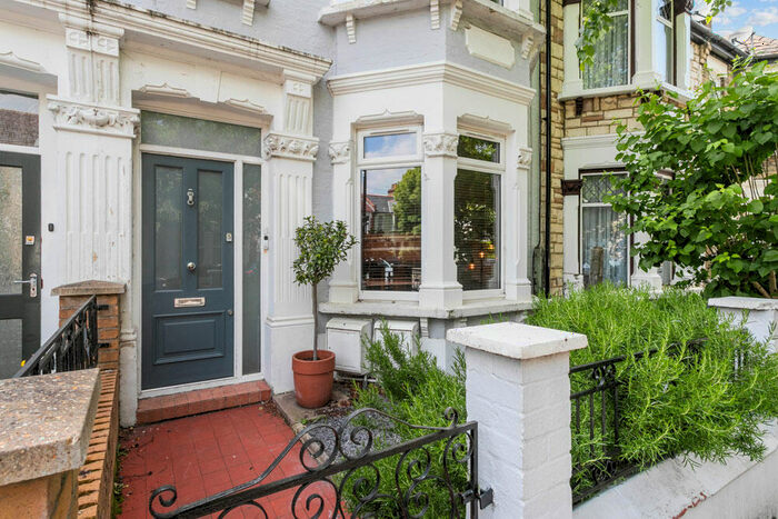 2 Bedroom Flat To Rent In Chertsey Road, Leytonstone, E11