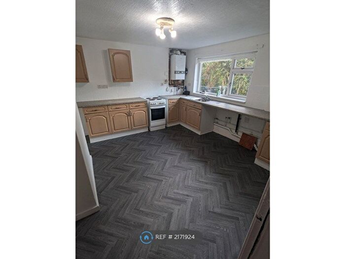 3 Bedroom Flat To Rent In Yew Tree Lane, Dukinfield, SK16