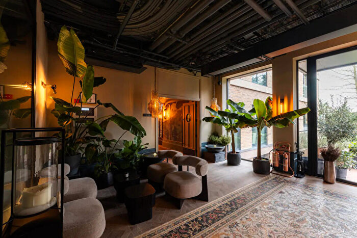 Studio To Rent In Brondesbury Park, Kilburn, Brent, London, NW6