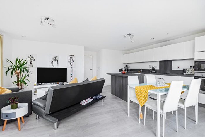 3 Bedroom Flat To Rent In Pell Street London, SE8