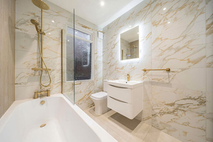 2 Bedroom Flat For Sale In Eastcombe Avenue, Charlton, London, SE7