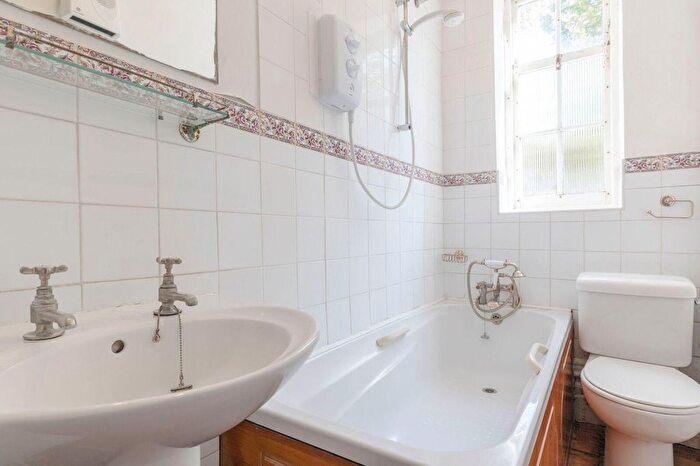 2 Bedroom Flat For Sale In Camperdown House, Alma Road, Windsor, SL4