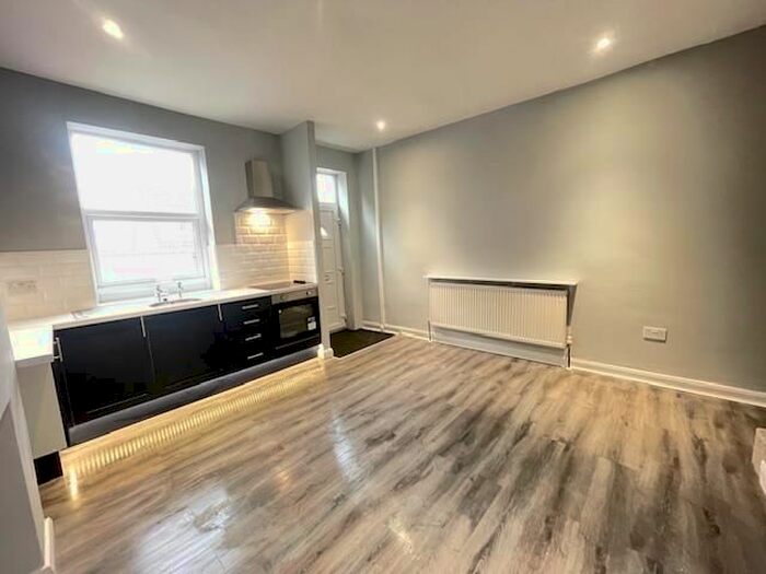 2 Bedroom Property To Rent In Chapel Lane, Heckmondwike, WF16