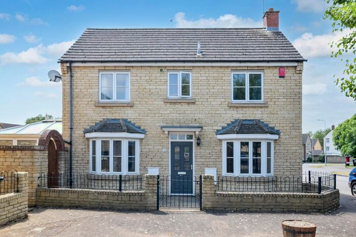 3 Bedroom Semi-Detached House To Rent In Mallards Way, Bicester, OX26