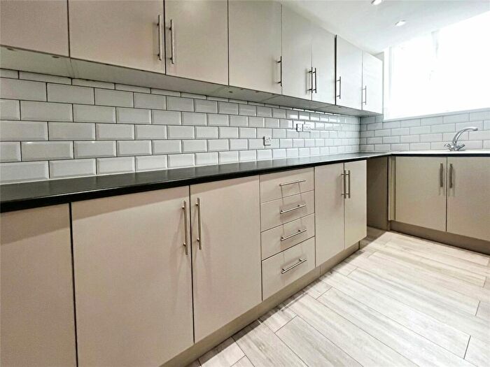 2 Bedroom Flat To Rent In Hillside Avenue, Strood, Rochester, Kent, ME2