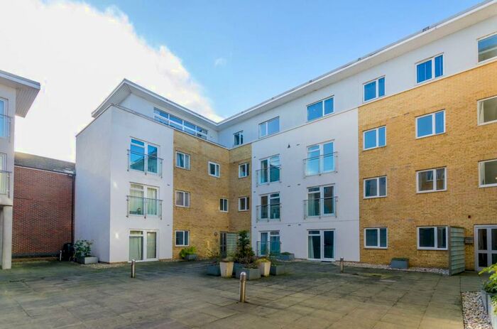 2 Bedroom Flat To Rent In Walnut Tree Close, Guildford, GU1