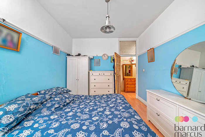 2 Bedroom Flat For Sale In Golders Way, London, NW11