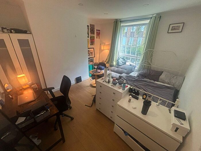 3 Bedroom Flat To Rent In Long Lane, London, SE1