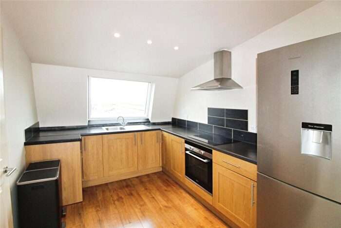 2 Bedroom Flat To Rent In East Street, Epsom, Surrey, KT17