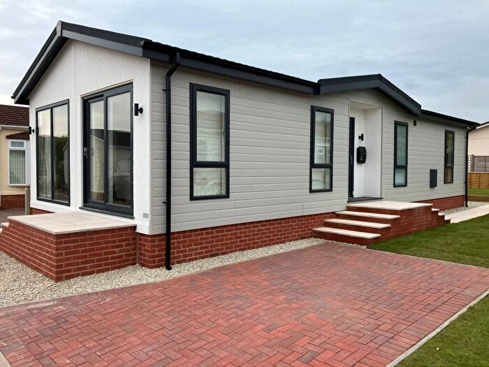 2 Bedroom Park Home For Sale In Ripple, Tewkesbury, GL20