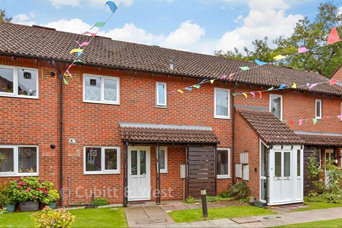 2 Bedroom Ground Maisonette For Sale In Patricia Gardens, Sutton, Surrey, SM2