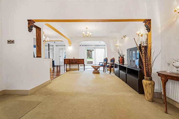 4 Bedroom Semi-Detached House To Rent In Walmington Fold, London, N12