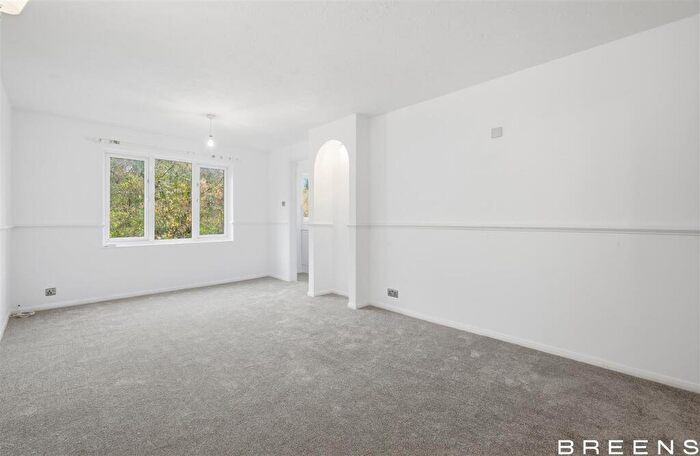 2 Bedroom Flat For Sale In Maltby Drive, Enfield, EN1
