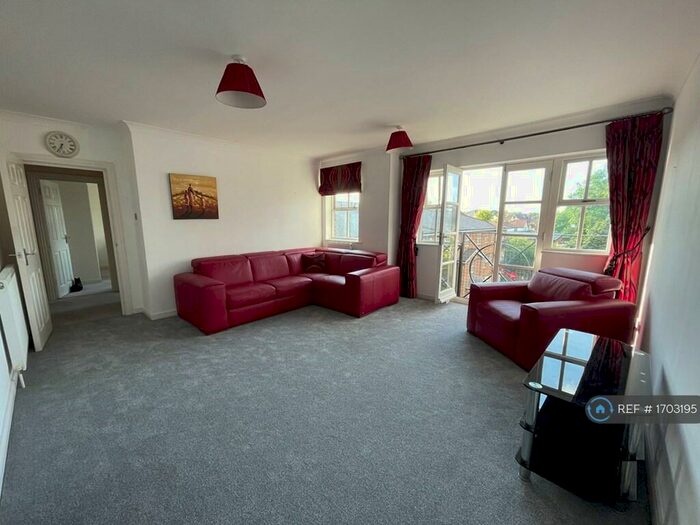 2 Bedroom Flat To Rent In Rectory Court, London, E18