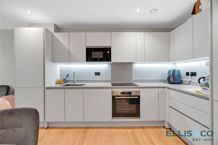 2 Bedroom Apartment For Sale In Ballards Lane, Finchley, N3