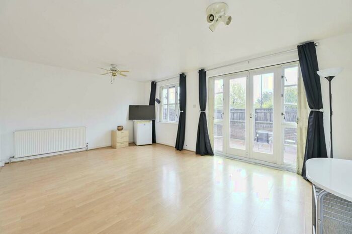 3 Bedroom House To Rent In Albany Road, Camberwell Green, London, SE5