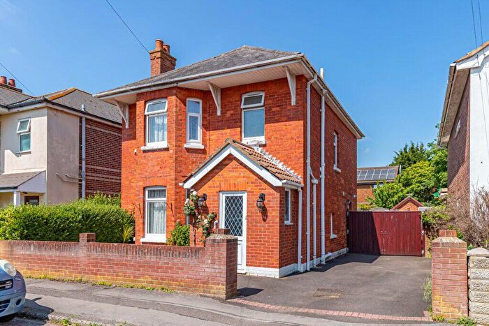 3 Bedroom Detached House For Sale In Kinsbourne Avenue, Ensbury Park, Bournemouth, BH10