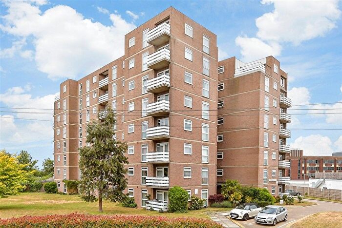 2 Bedroom Flat For Sale In Beddington Gardens, Wallington, Surrey, SM6