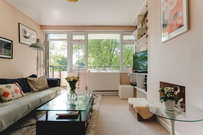 2 Bedroom Flat For Sale In Catherall Road, Islington, N5