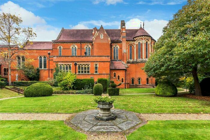 5 Bedroom Town House To Rent In Woking, GU22