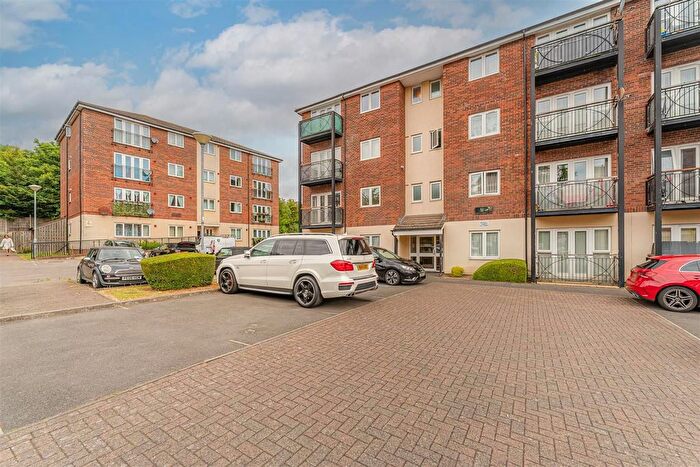 2 Bedroom Flat For Sale In Flat, Heaton Court, Denham Road, London, N20