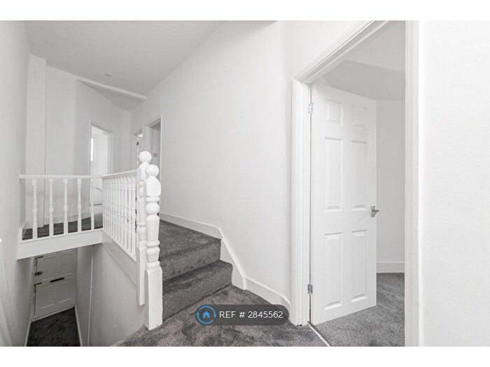 3 Bedroom Flat To Rent In Fountain Road, London, SW17