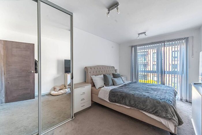 2 Bedroom Flat To Rent In Holmesley Road, Borehamwood, WD6