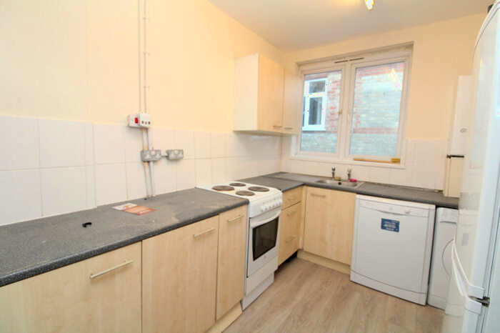 2 Bedroom Flat To Rent In Ballards Lane, Finchley, N3