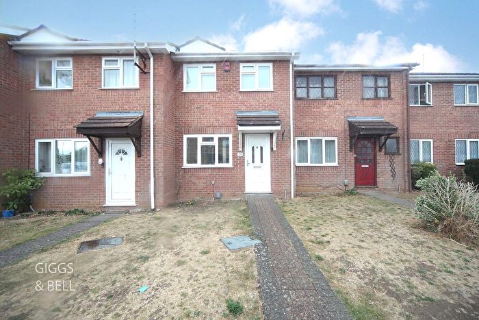 2 Bedroom Terraced House For Sale In Mees Close, Luton, Bedfordshire, LU3
