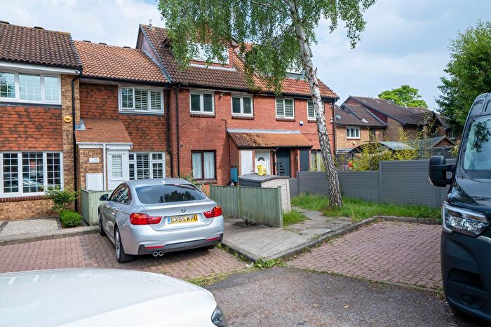 2 Bedroom Flat To Rent In Helmsdale Close, Hayes, UB4