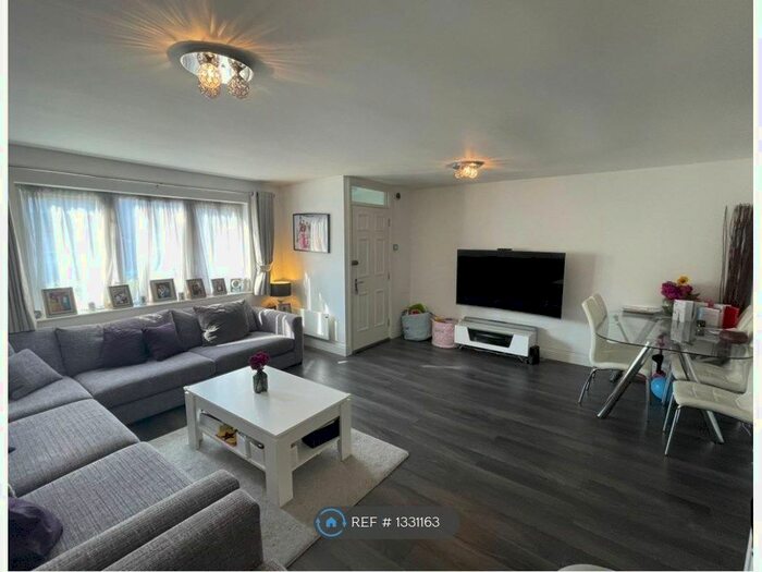 2 Bedroom Flat To Rent In Brook Court, Brentford, TW8