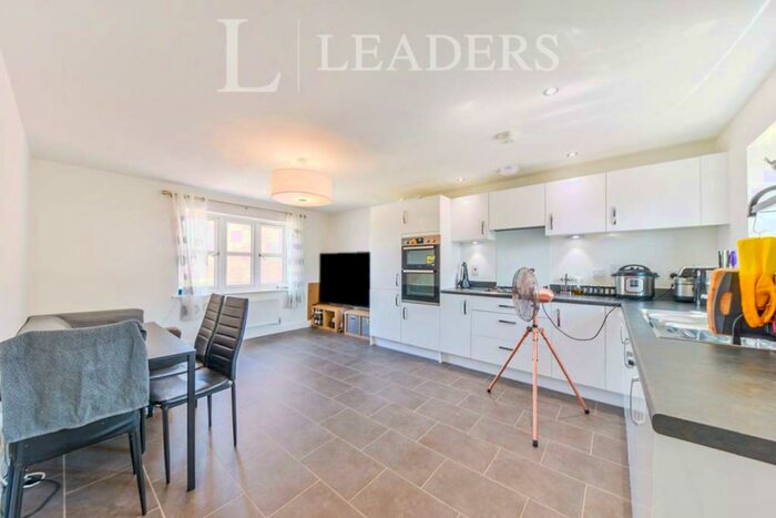 2 Bedroom Apartment To Rent In Osprey Drive, AL4