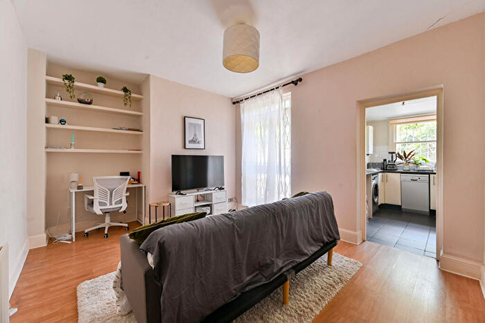 1 Bedroom Flat To Rent In Lavender Gardens, Battersea, London, SW11