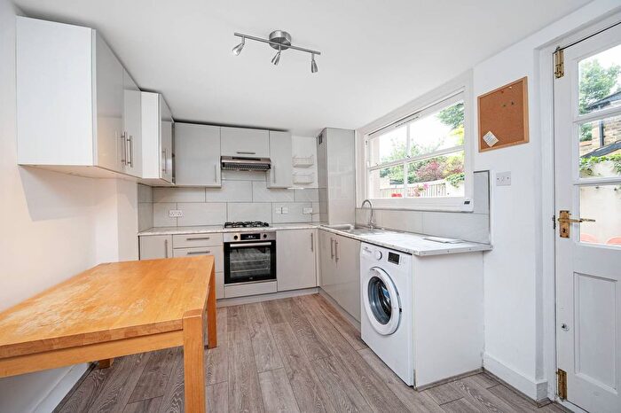 3 Bedroom Flat To Rent In Dalston Lane, Dalston, London, E8