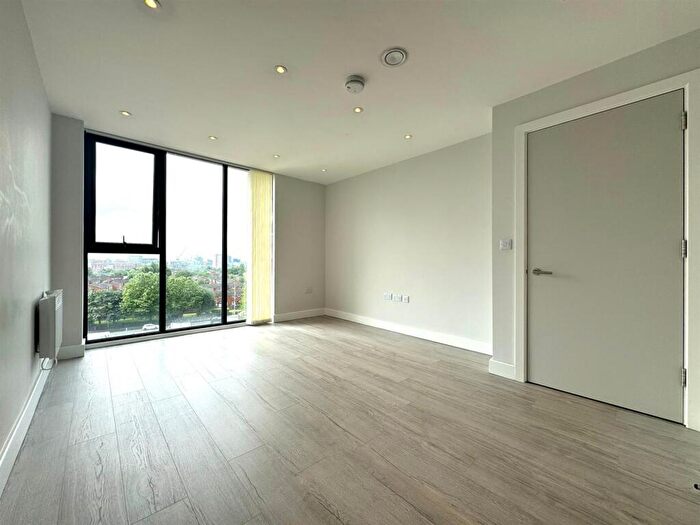 1 Bedroom Apartment To Rent In Oldfield Rd, Salford, M5