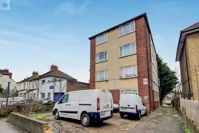 2 Bedroom Flat For Sale In Lordship Lane, London, N22