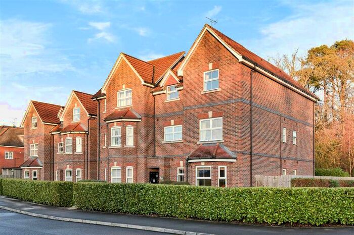 2 Bedroom Apartment To Rent In St. Francis Close, Crowthorne, RG45